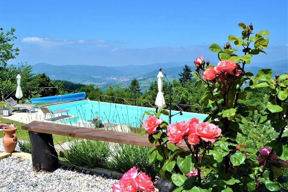 Foto 10 von 30: Toskanische Villa mit Infinity-Salzpool und beheiztem Whirlpool mit atemberaubender Aussicht