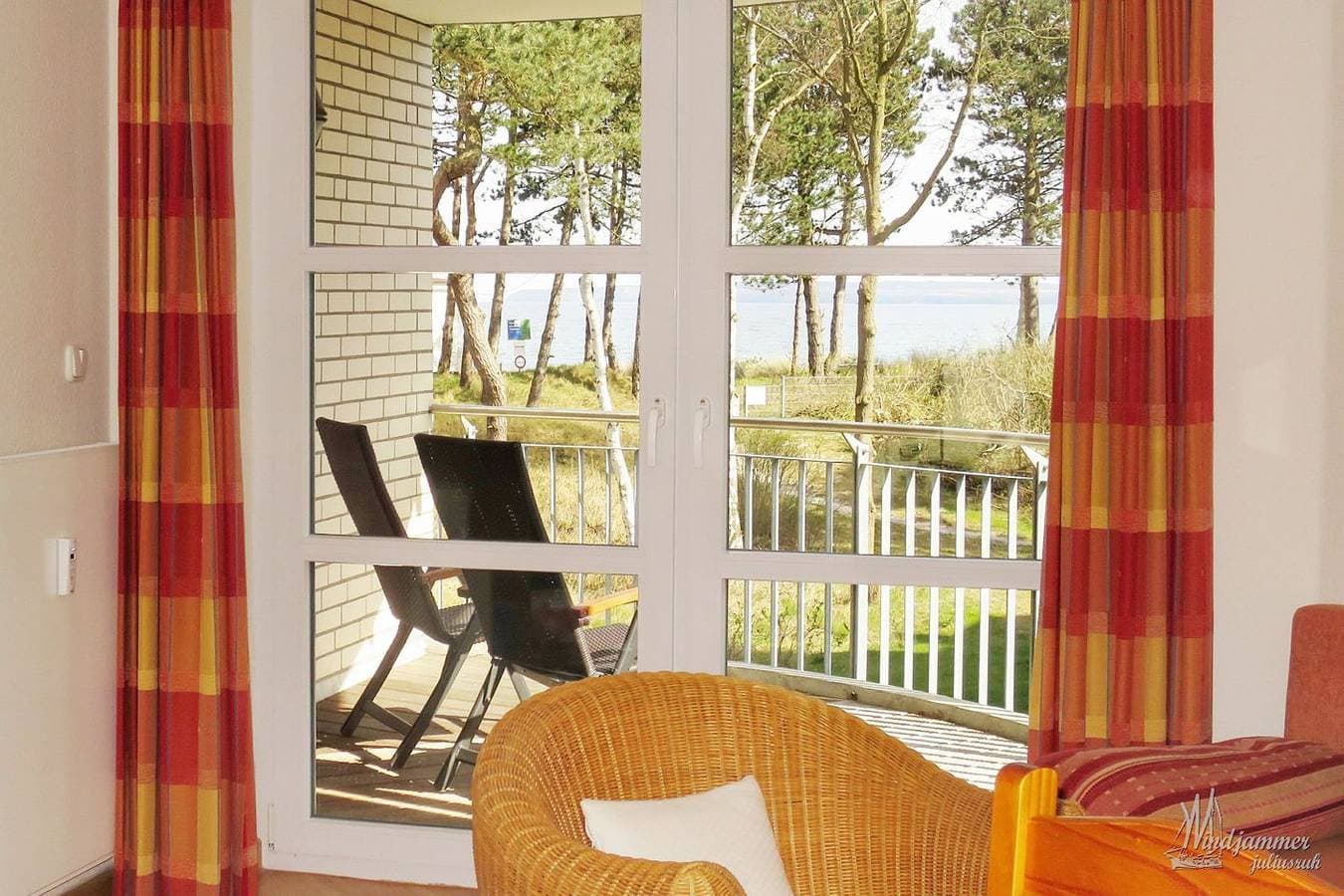Foto 4 von 24: FeWo direkt am Strand, Balkon mit Meerblick - Dünenresidenz FeWo Windjammer
