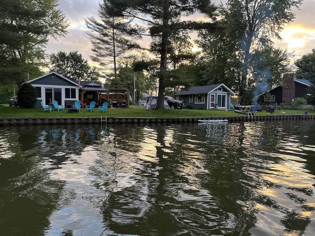 Foto 11 von 35: Direkt am Wasser! Leben im Freien! Kanus, Kajaks, Paddleboards, 60-Fuß-Steg, frisch renoviert