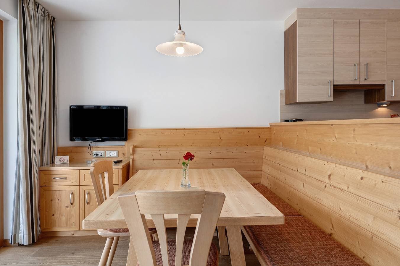 Foto 10 von 34: Ferienwohnung 'Residenz Nussbaumer Apt B' mit Bergblick, Gemeinschaftspool und Wi-Fi