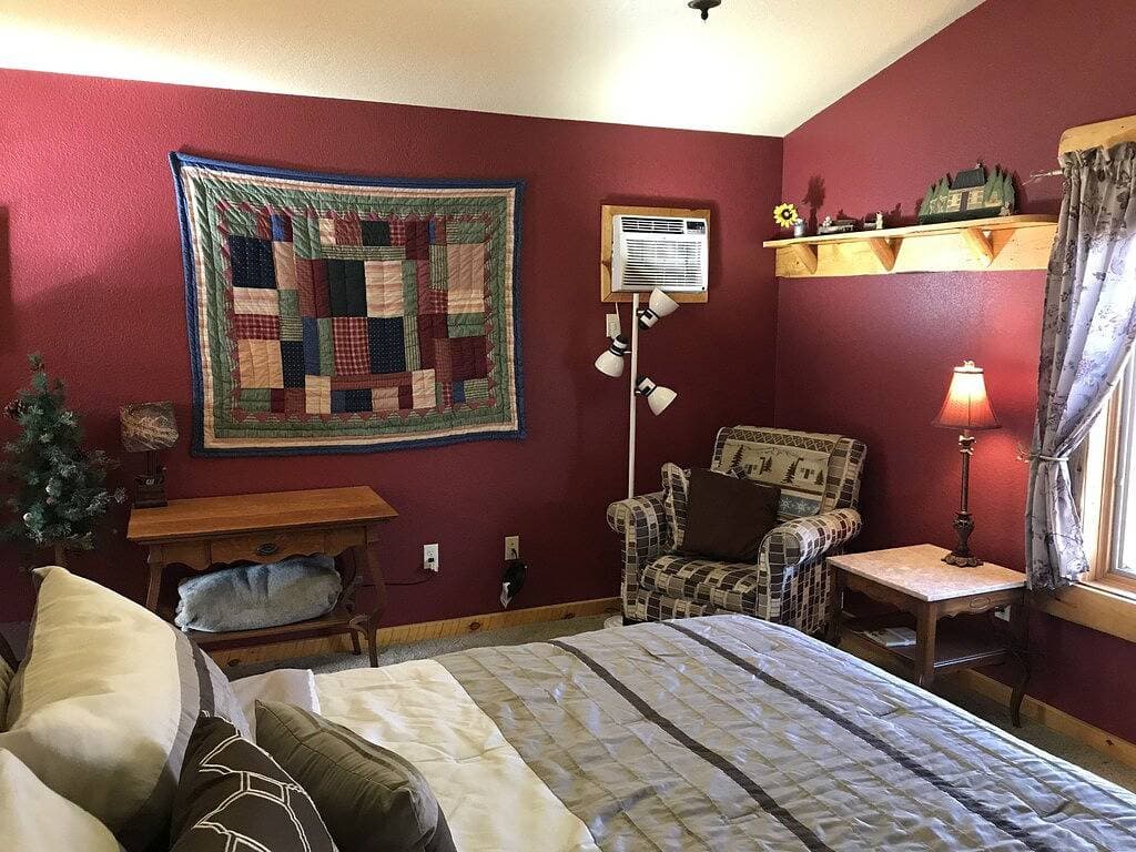 Foto 6 von 13: Mountain Peaks Inn, Bear Mountain Suite, Downtown Hill City