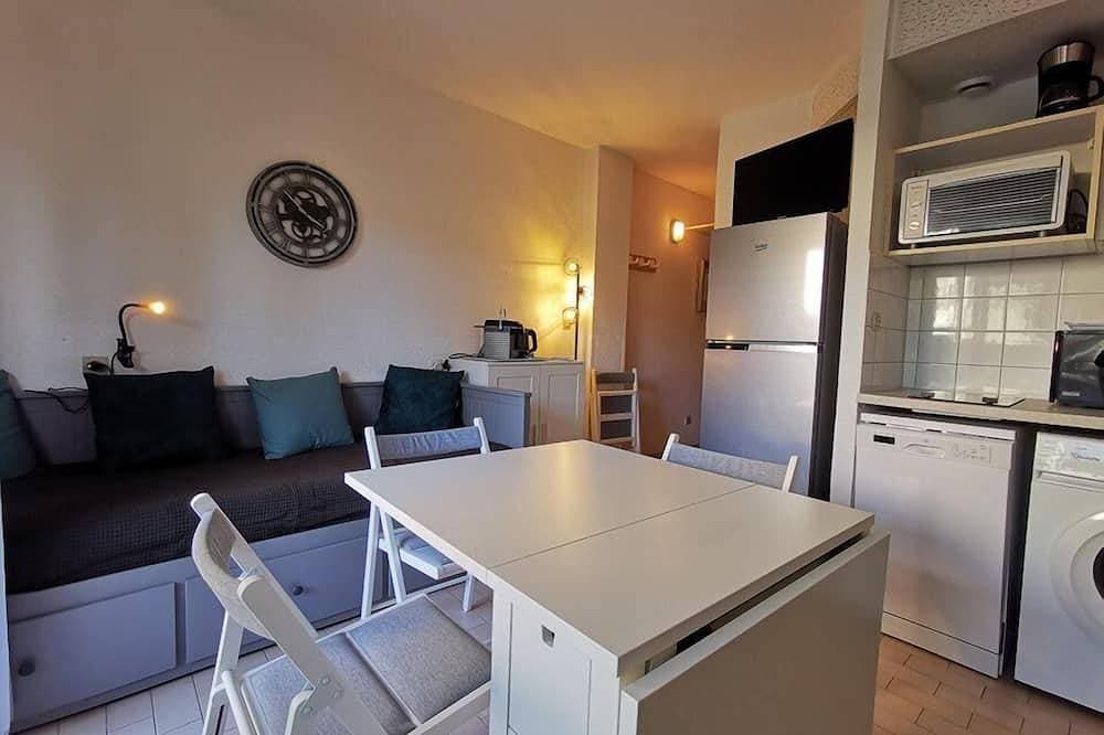 Foto 6 von 11: Prime location in The Lavandou, Studio to rent for 2 people, steps to the beach