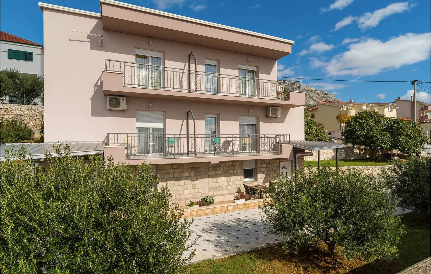 Foto 2 von 24: Gemütliche 300 m zum Strand: Klimatisierte Wohnung mit Terrasse und Parkplatz