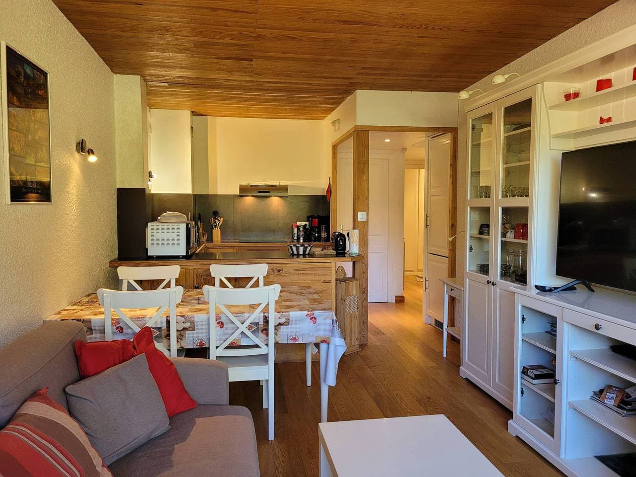Foto 3 von 14: Renovierte Wohnung, 2 Schlafzimmer, 2 Bäder, Balkon mit Pistenblick
