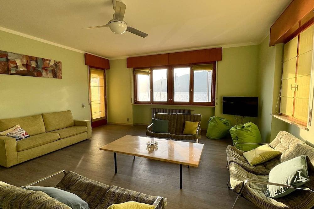 Foto 12 von 27: Große und helle Wohnung, Parkplätze und eine Terrasse mit Seeblick