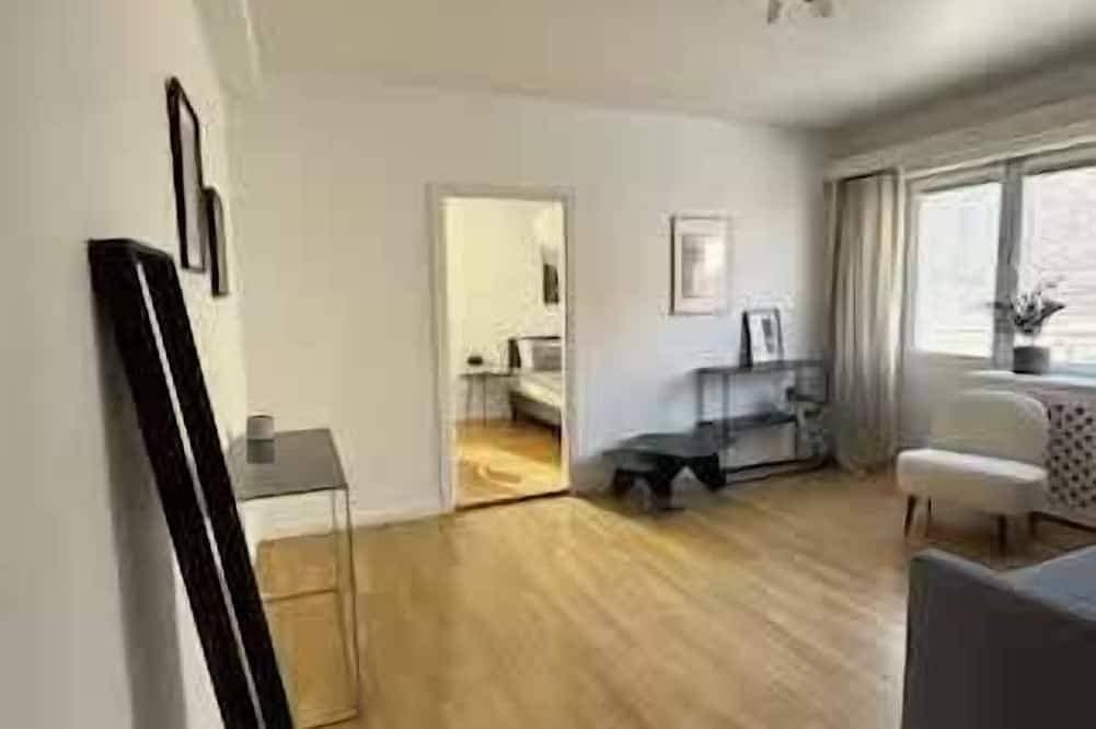 Foto 5 von 12: Quiet 1Br Apartment with Balcony, 20min to City