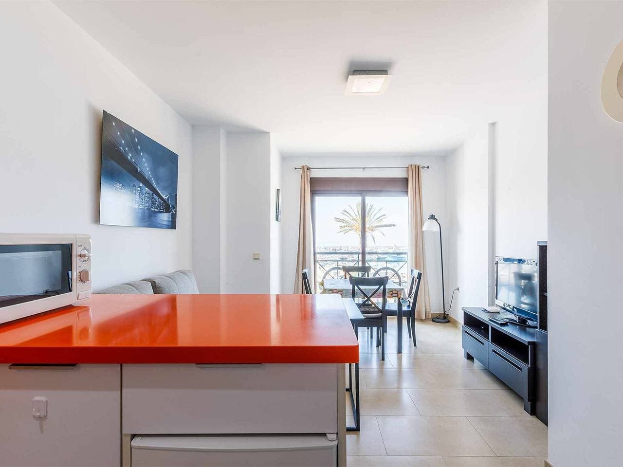 Foto 4 von 36: Helles Apartment am Meer in Caleta de Vélez, Klimaanlage