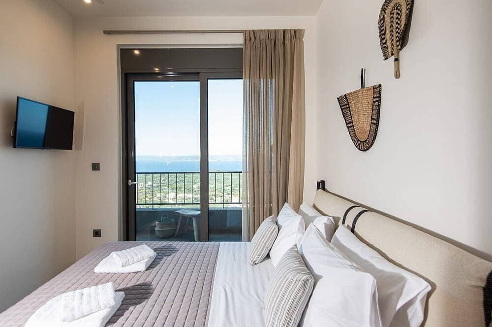 Foto 4 von 23: Villa Aurivis, Divine Sea Views, Private Infinity Pool, Furnished Terrace,.