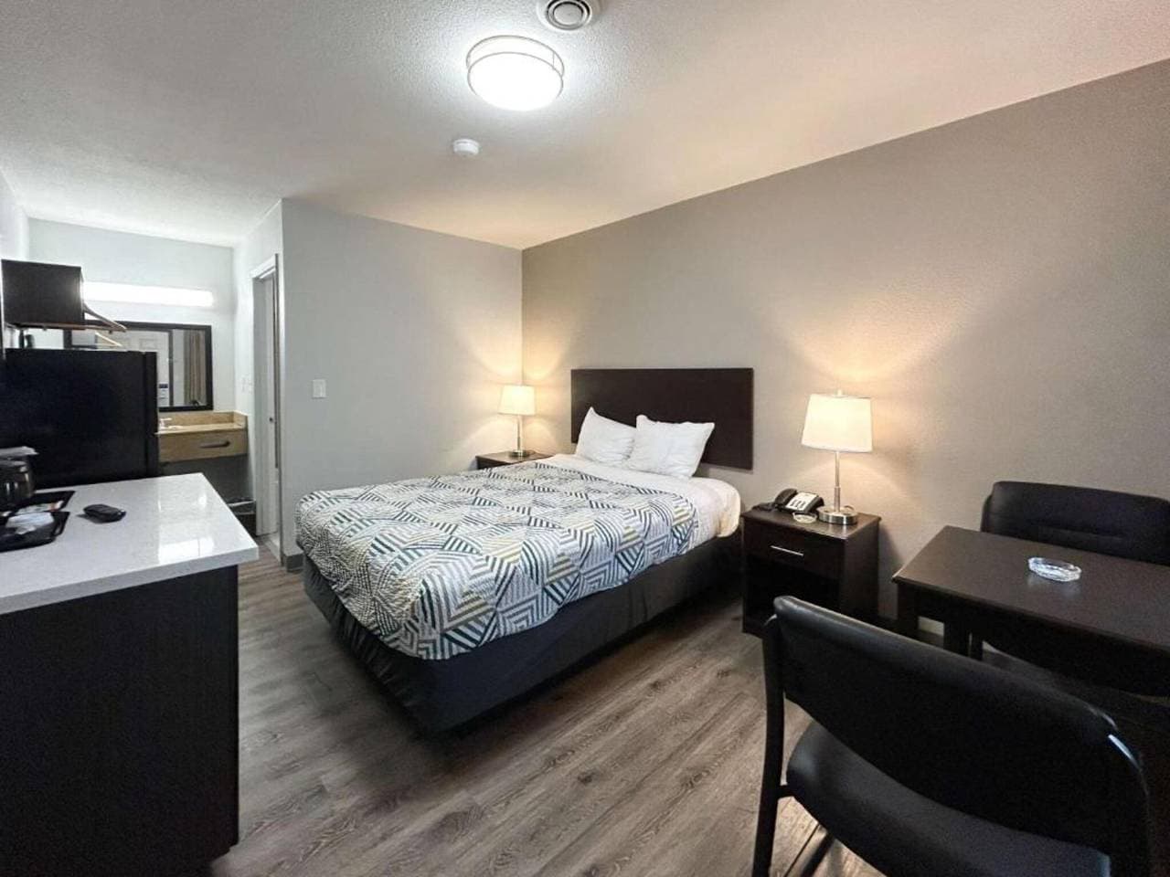 Foto 8 von 14: Ms6 Vancouver|1 Queensize-Bett|Suite|Nichtraucher