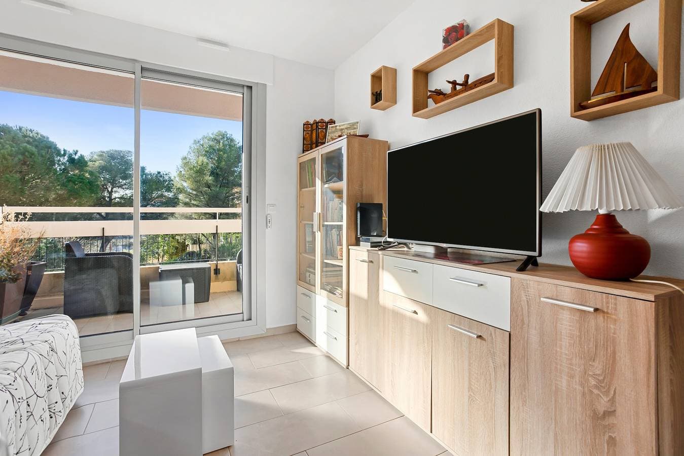 Foto 2 von 23: Ferienwohnung 'Boulouris' mit privater Terrasse, WLAN und Klimaanlage