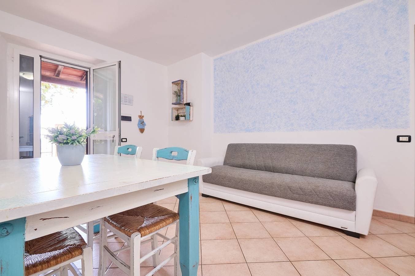 Foto 12 von 26: Ferienwohnung "Blu" mit Meerblick, Gemeinschaftspool und WLAN
