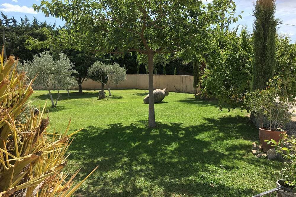 Foto 12 von 30: Kleines Paradies in der Nähe von Arles in der Provence, große Terrasse und Pool