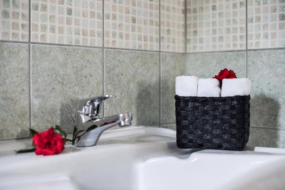 Foto 6 von 8: King Room with Roll-In Shower - Disability Access