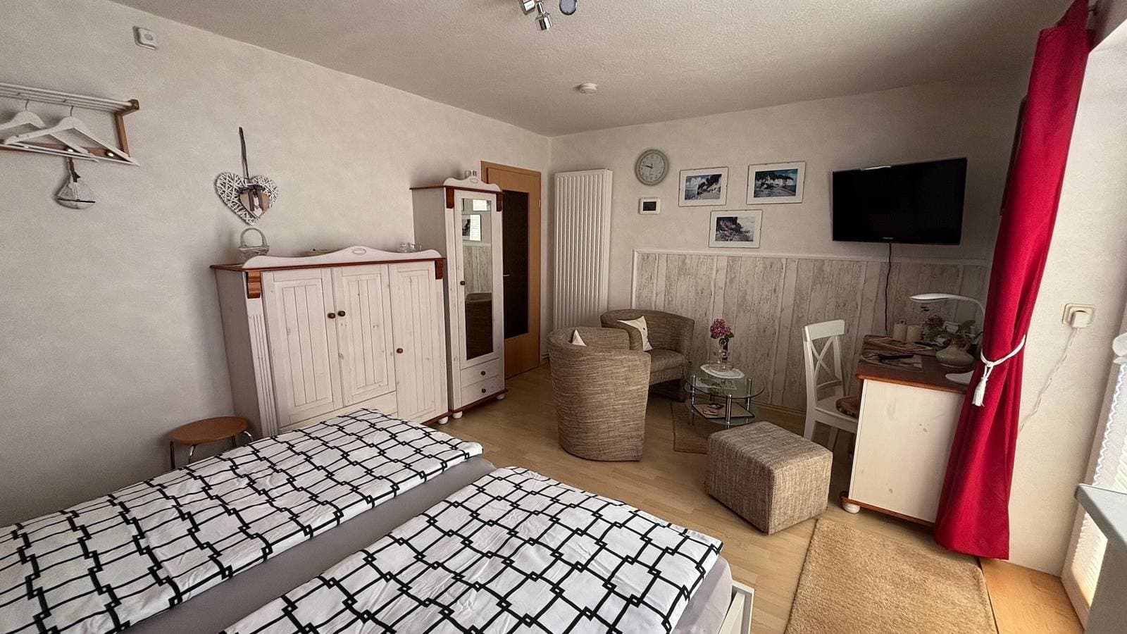 Foto 3 von 11: Ferienwohnung 'Emely' mit weitläufigem Meerblick und Balkon