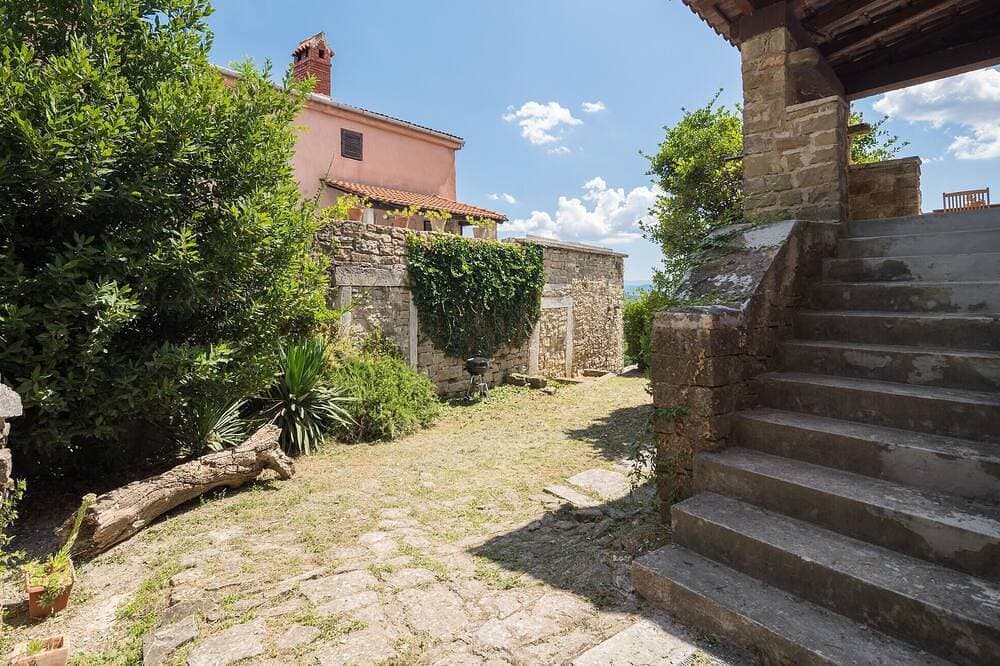 Foto 11 von 30: Nice home in Oprtalj with house a panoramic view