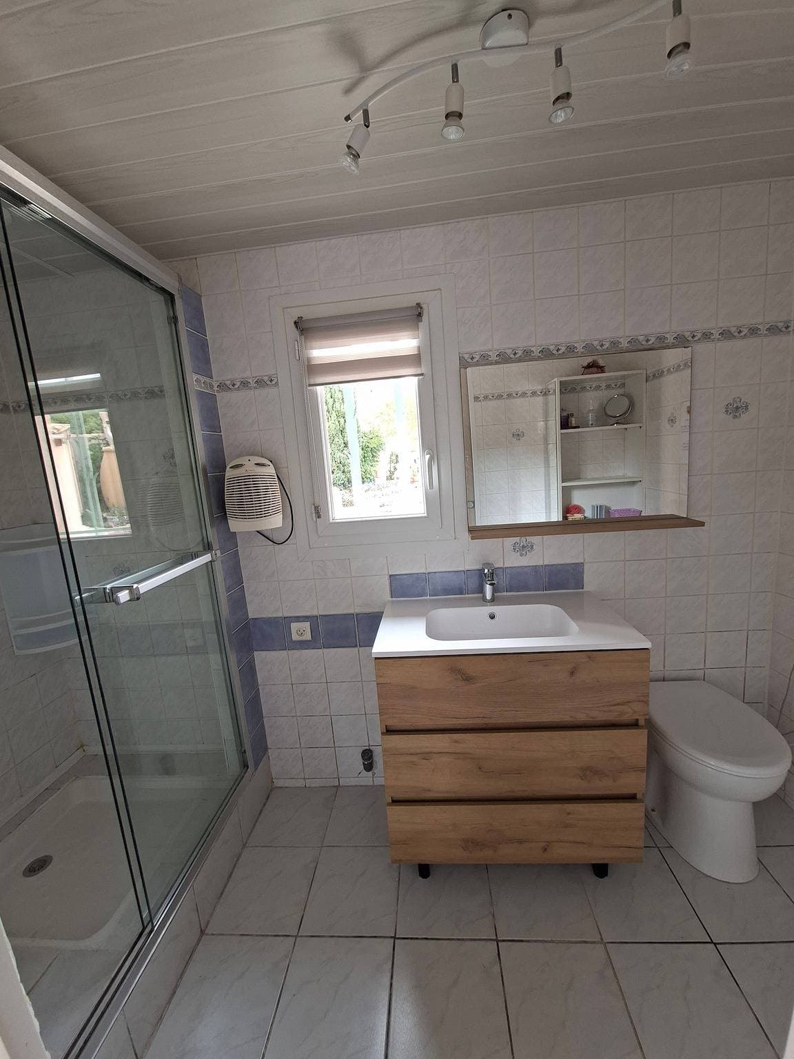Foto 9 von 32: Gästezimmer „Chrisama“ mit Gemeinschaftspool, WLAN und Klimaanlage
