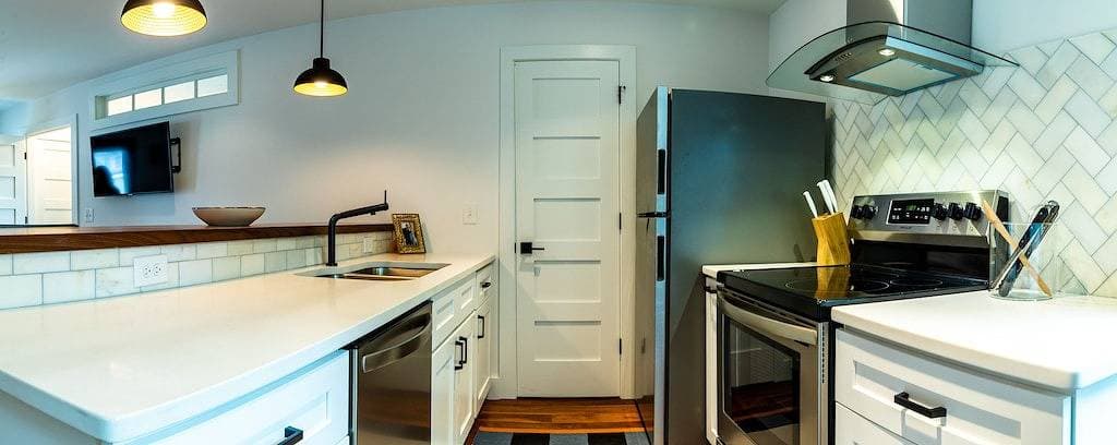 Foto 7 von 26: Charming Carriage House with Private Balcony
