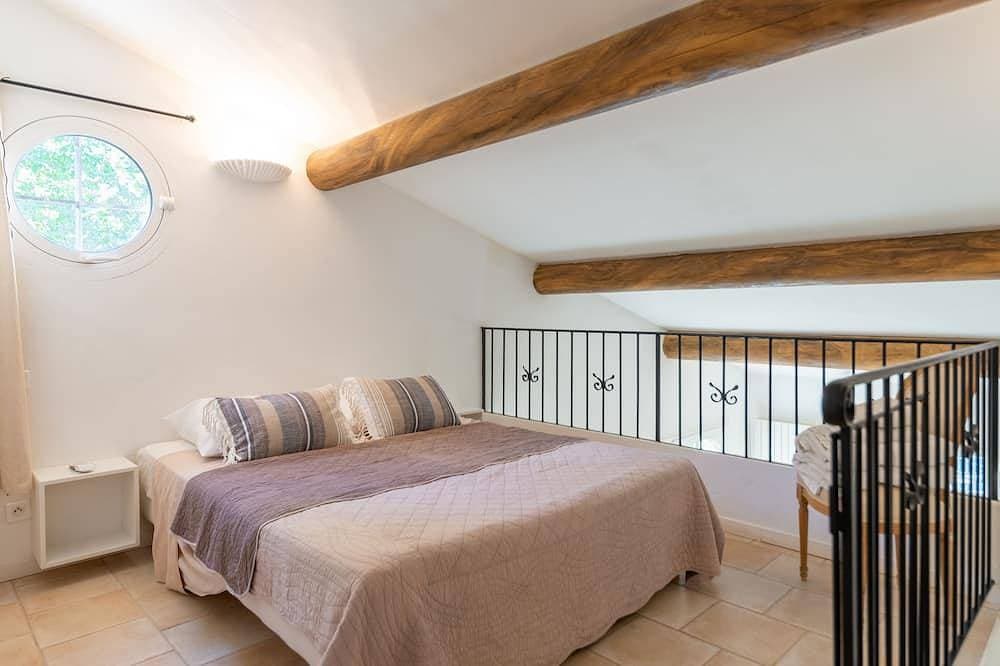 Foto 3 von 30: Cosy cottage near Roussillion, air-conditioned, 14m heated pool,  large grounds.