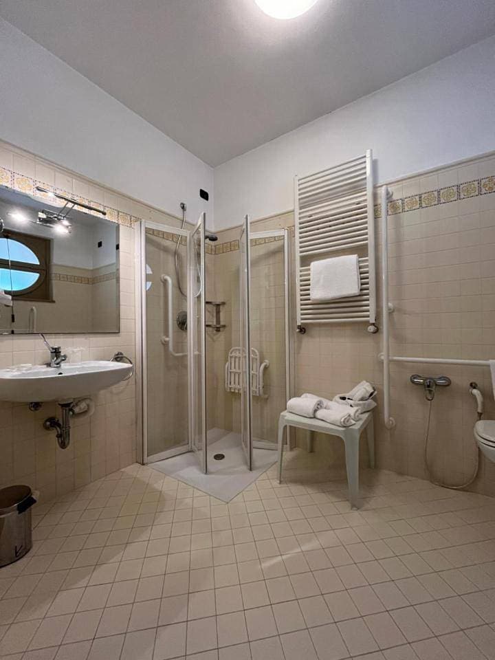Foto 8 von 8: Double or Twin Room - Disability Bathroom