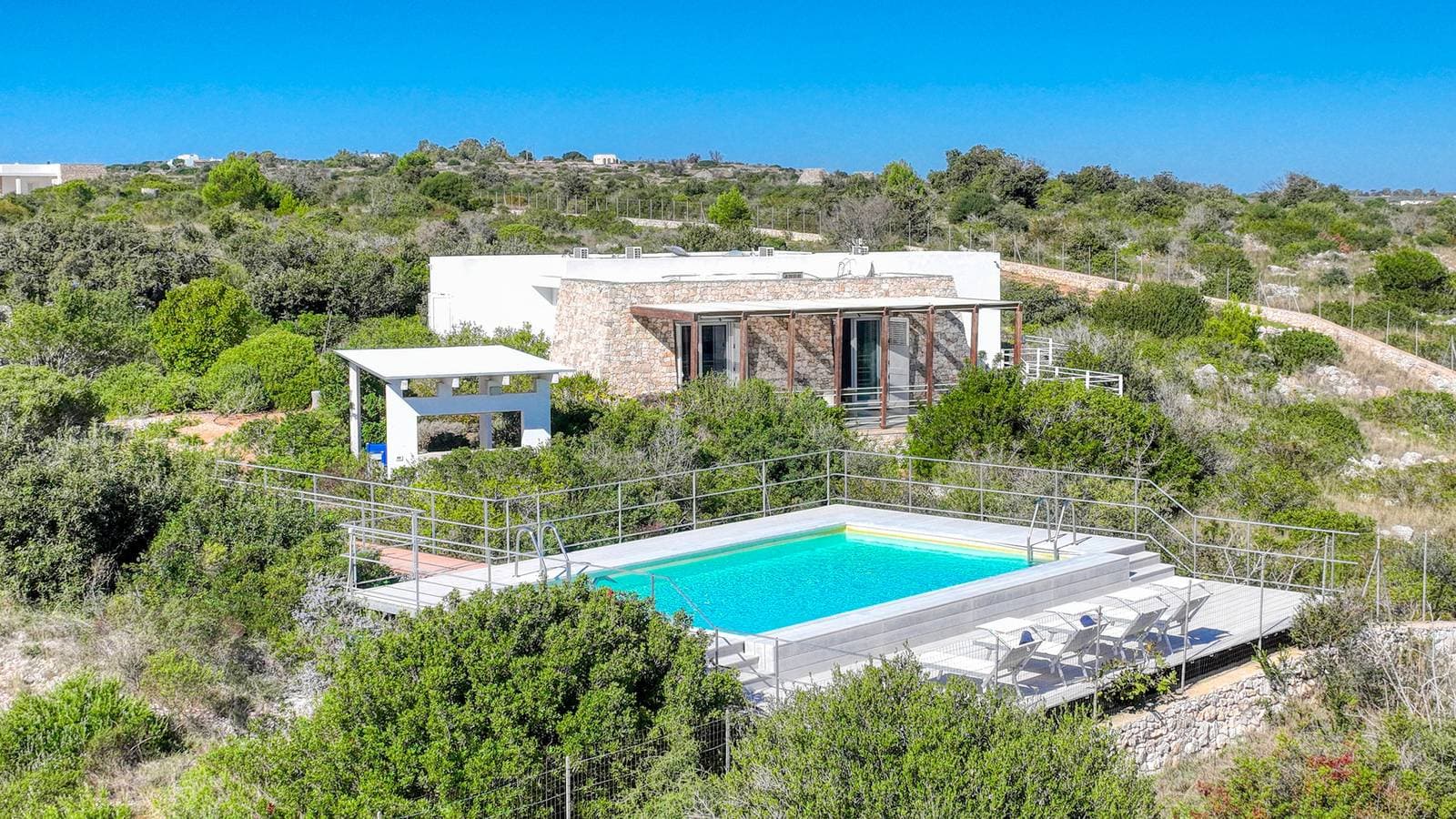 Foto 3 von 47: Panorama-Villa mit schönem Pool in Strandnähe