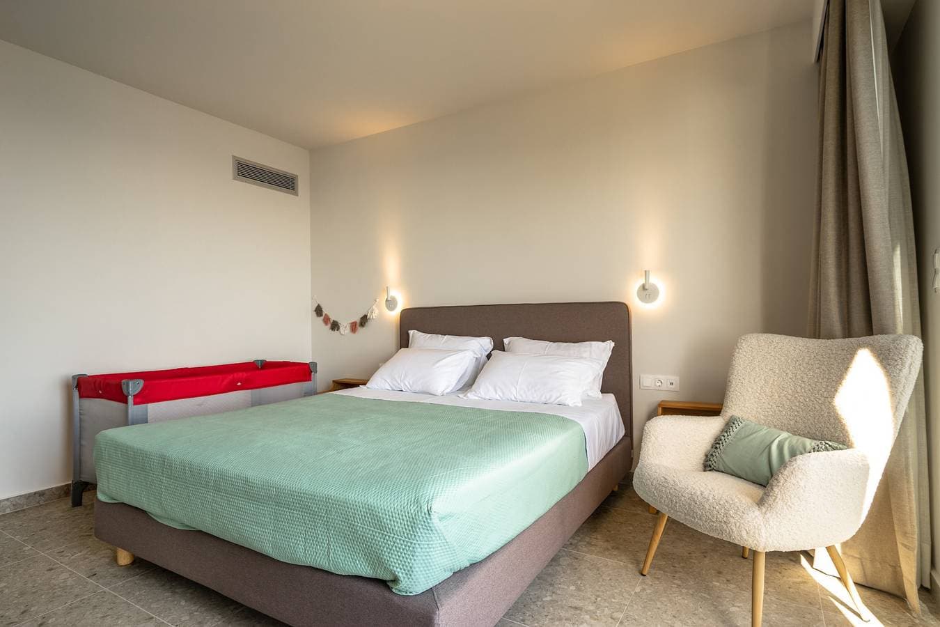 Foto 10 von 27: Ferienwohnung "Joy Breeze" mit Meerblick, Balkonen & WLAN