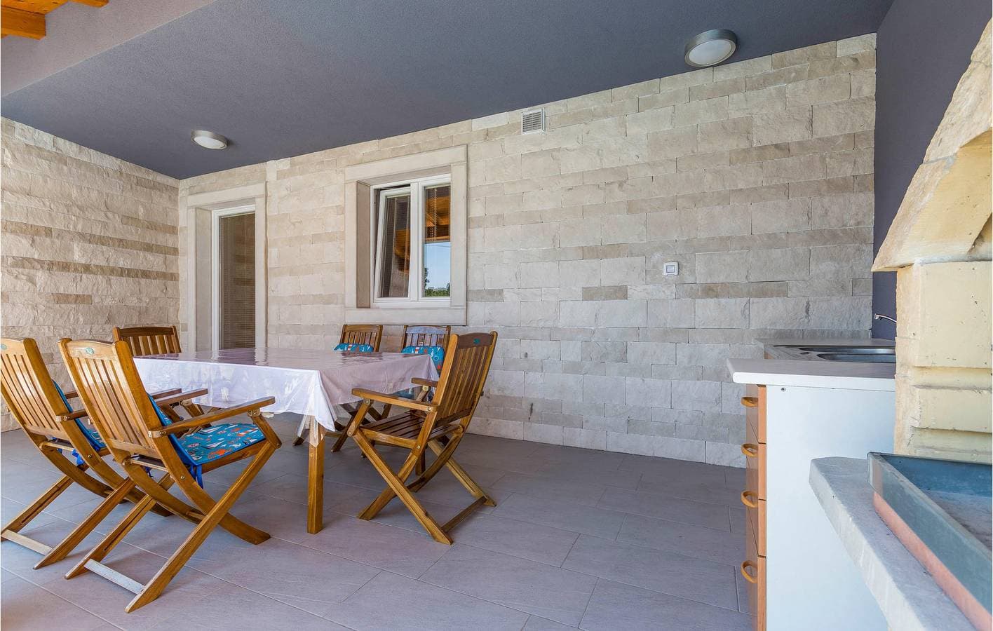 Foto 8 von 35: Modernes Apartment mit 2 Schlafzimmern, Pool und WLAN in der Nähe von Manjadvorci
