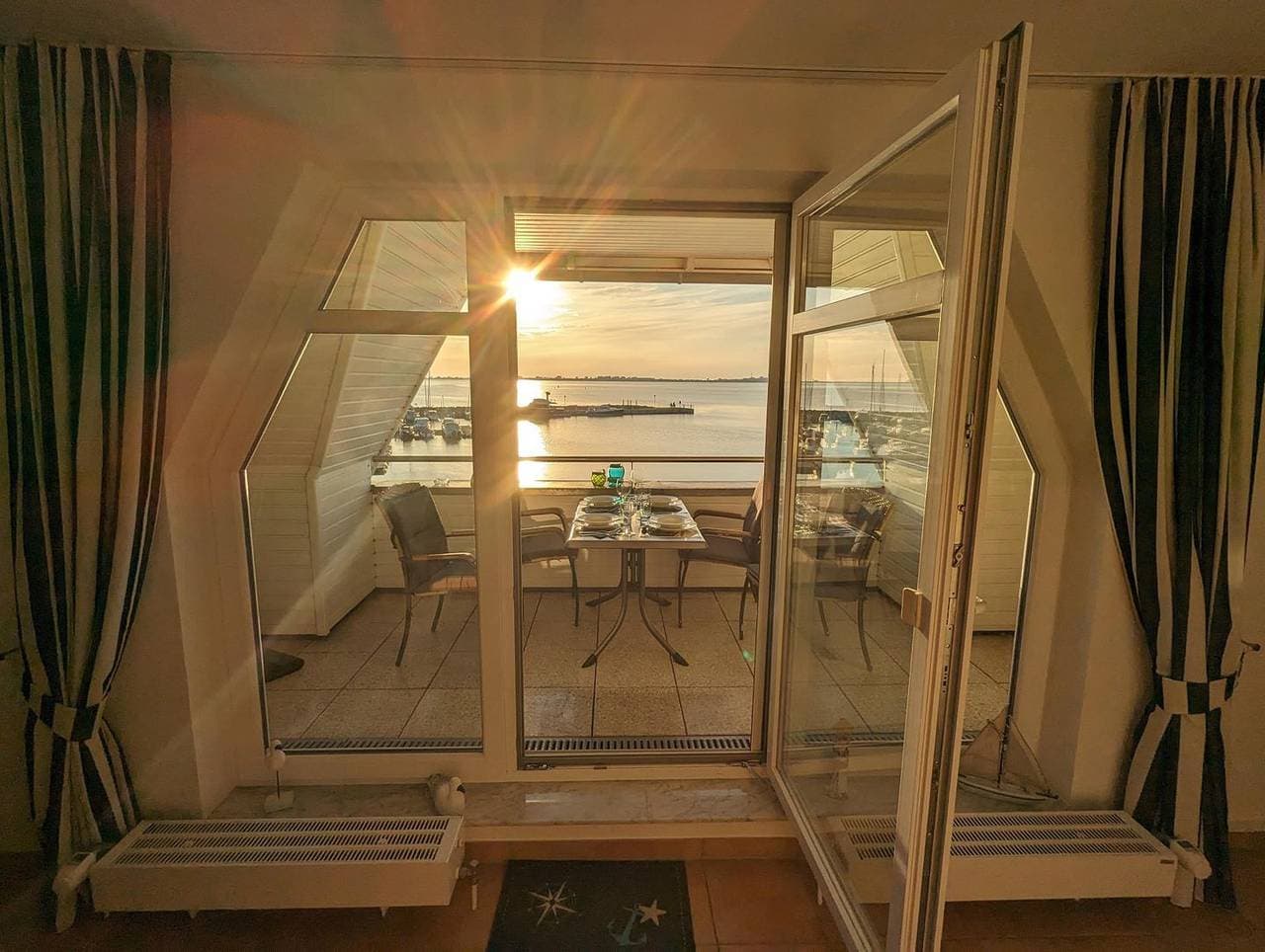 Foto 2 von 21: An de Waterkant: Exklusive Wohnung mit Blick auf den Wieker Bodden und Hiddensee