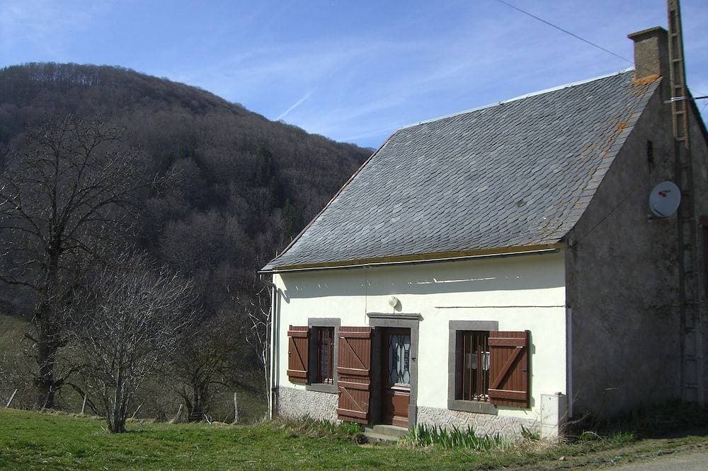 Landhaus in einem Tal, 12 km von Besse 1