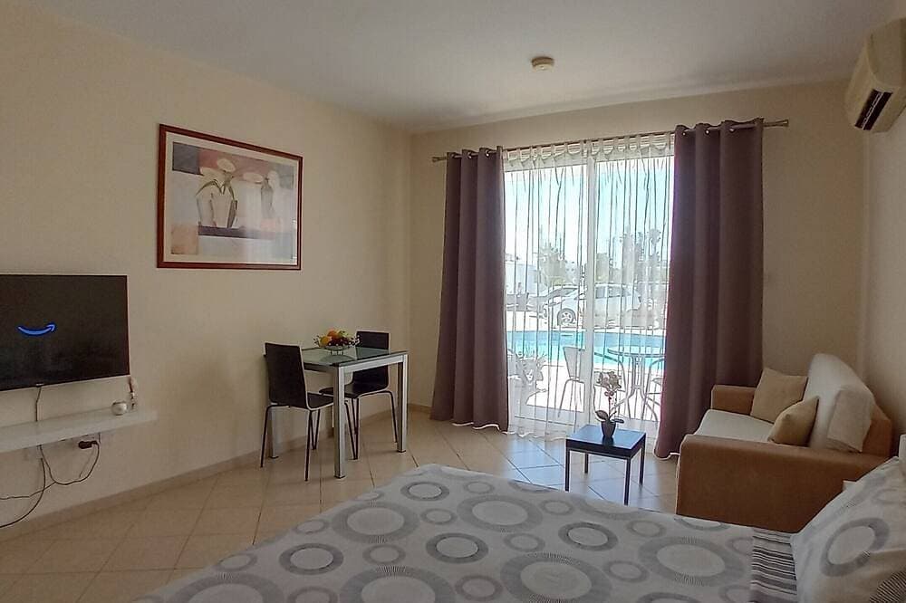 Foto 7 von 15: Kato Paphos Suites - Gf Studio Apartment. Pool View, Wi-Fi, a/c. Great Location