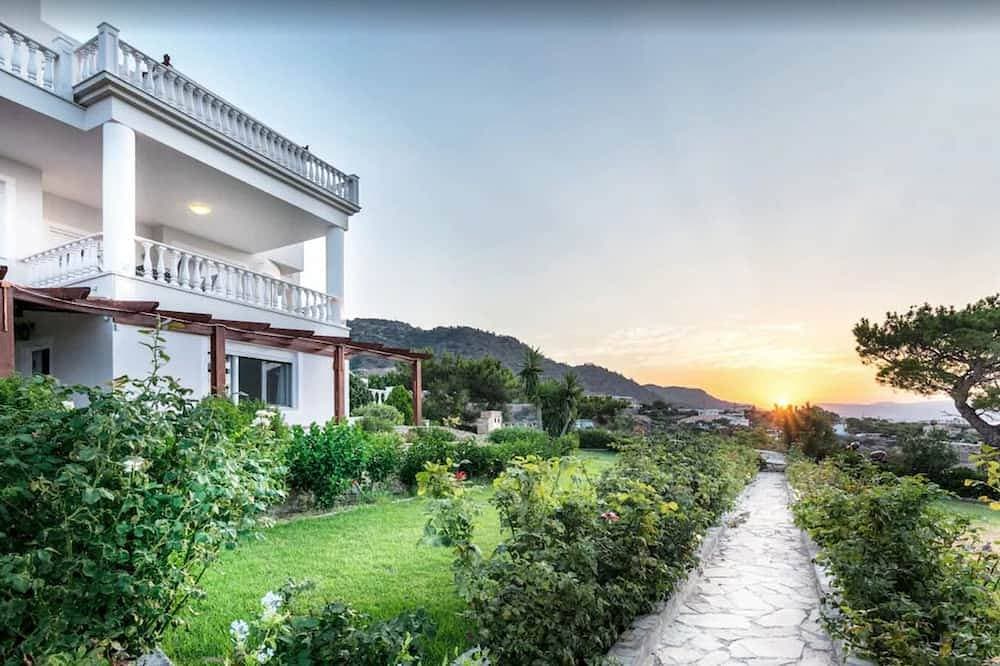 Foto 13 von 23: A seafront villa with swimming pool