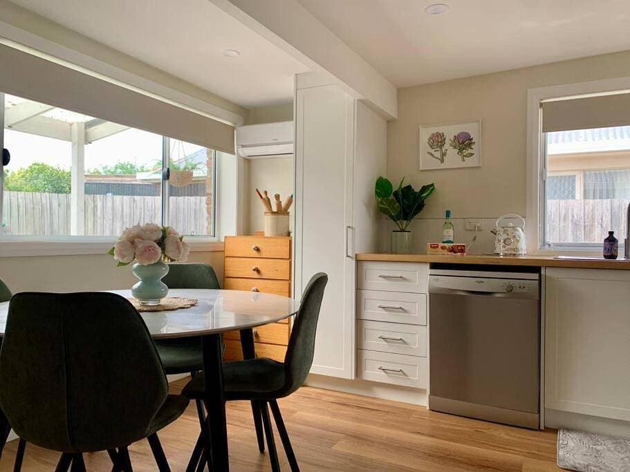 1 Bedroom Historic Charm Cottage 1