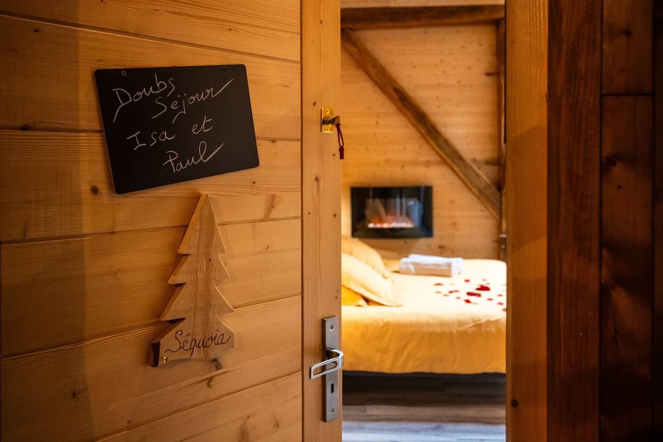 Foto 4 von 65: Gästezimmer „Séquoia“ mit Gemeinschaftsterrasse, Garten und nicht privatem Whirlpool