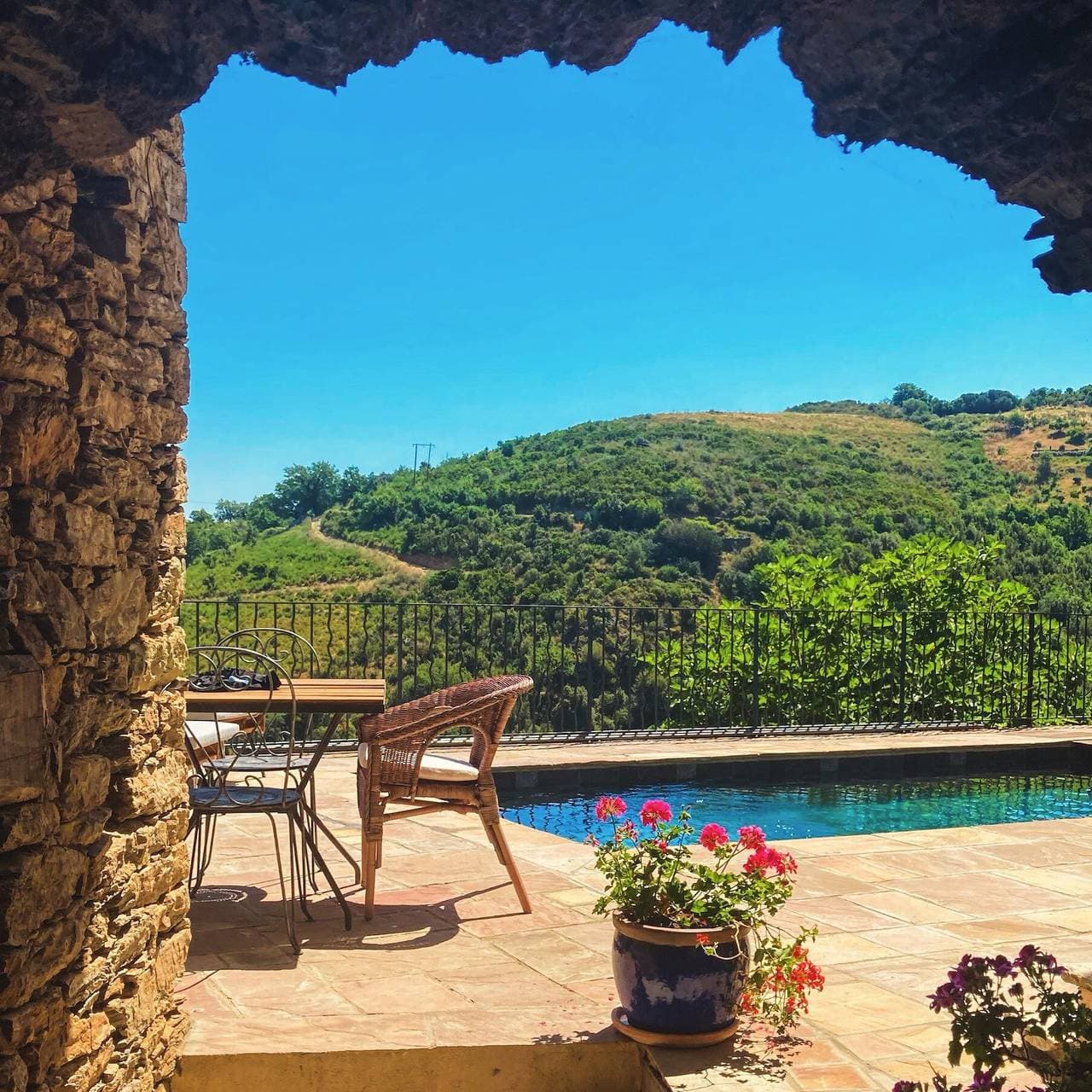 Foto 9 von 38: Gästehaus Casa Ghjunca – Zimmer Ciucciarella mit Blick auf Dorf und Berge