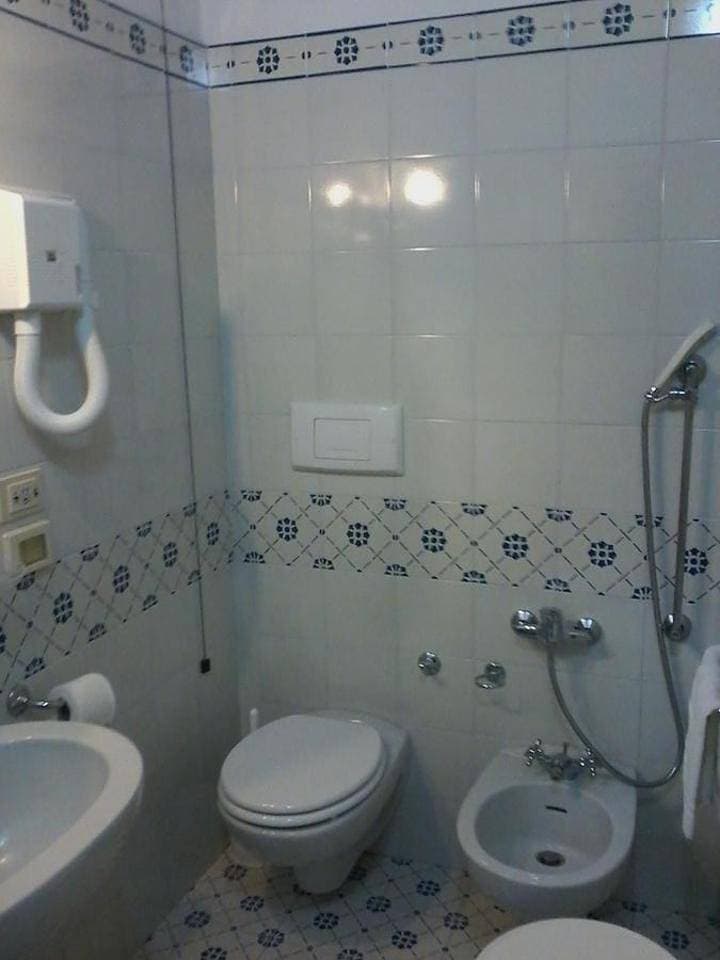 Foto 7 von 8: Double Room with Private Bathroom