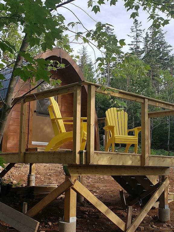 Foto 3 von 6: Hummingbird Hike-In Sleeping Pod at Sally's Brook Wilderness Cabins