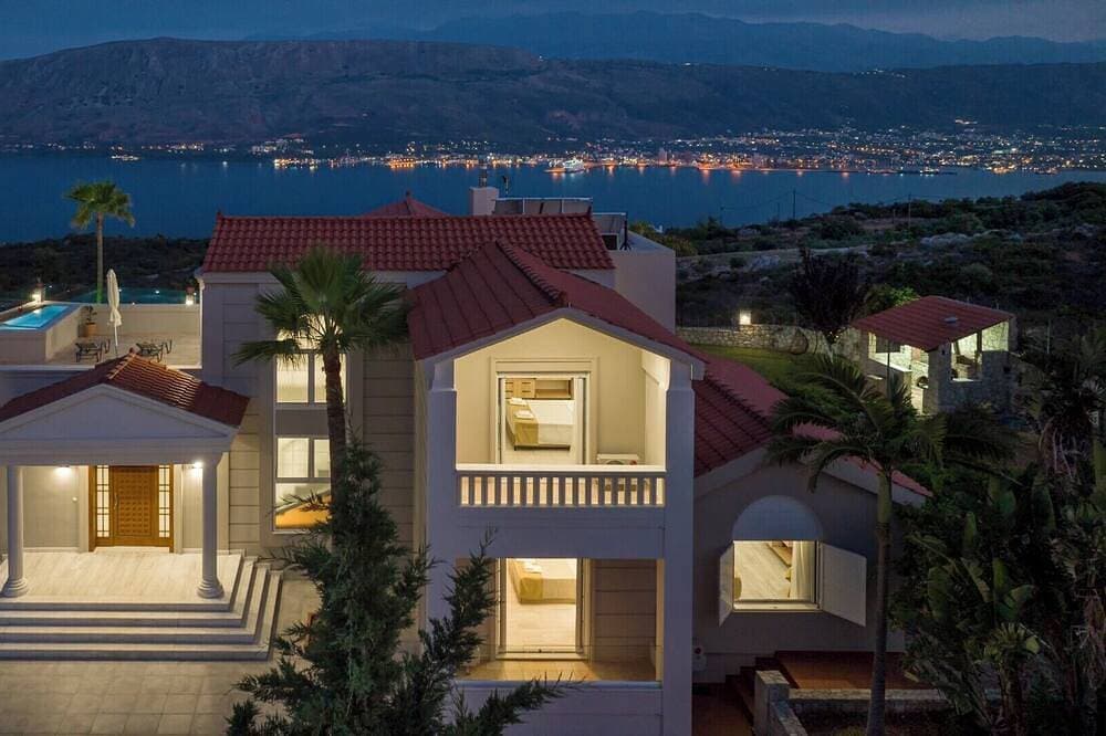 Foto 10 von 30: Breathtaking view*Private Heated Pool*15 sleeps*BBQ*390m2