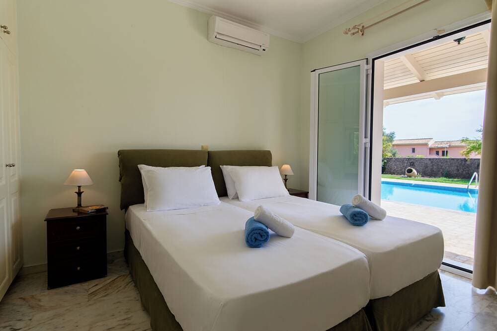 Foto 5 von 30: Private pool Villa Nefeli in Dassia Corfu