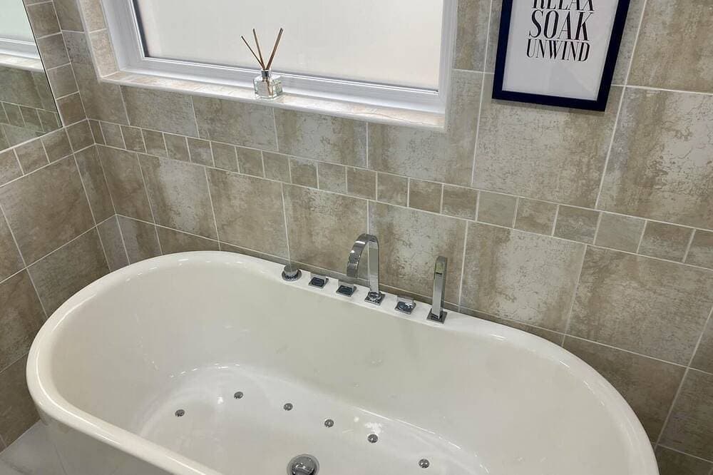 Foto 6 von 30: Cottage-Modern-Ensuite mit Dusche-Meerblick