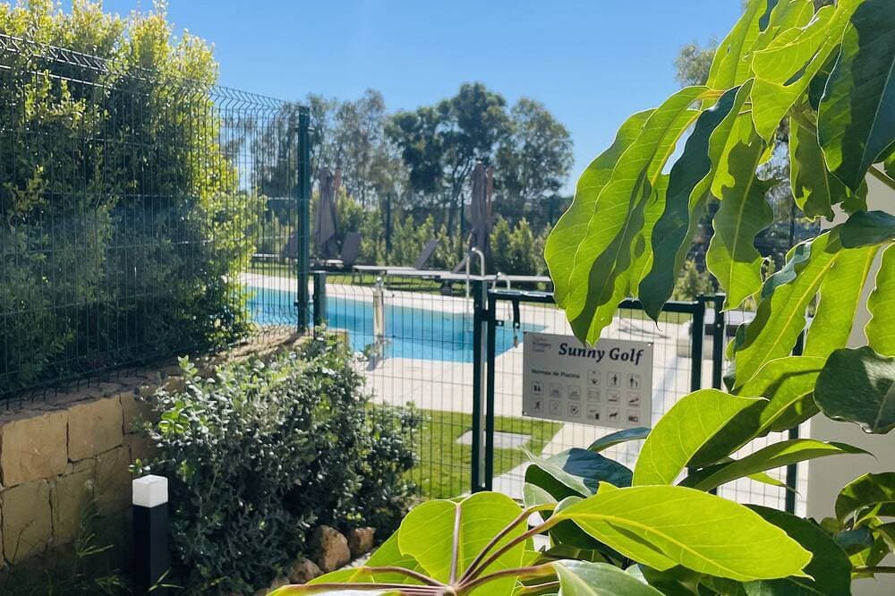 Foto 9 von 30: Modern 2 bed ground floor apartment in peaceful resort near Estepona Golf