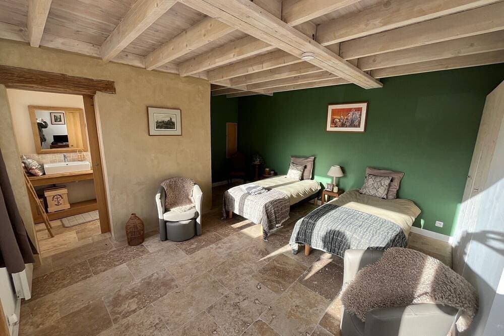 Gîte de la chambre verte facing the Tour de la Reine Blanche 1