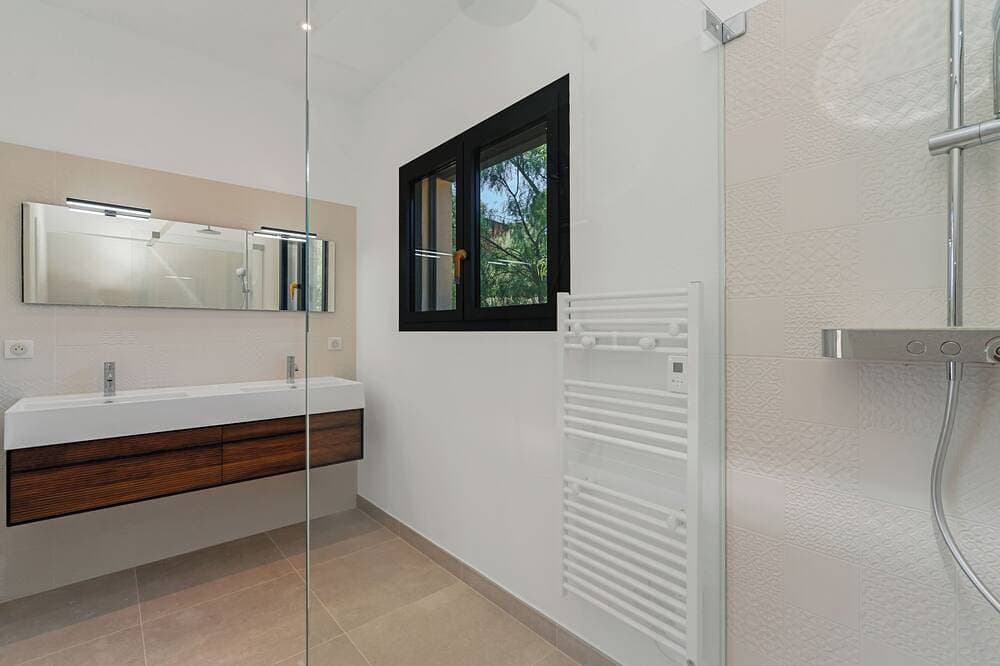 Foto 8 von 18: New, high-end villa, Gigaro, 4 minutes' walk from the beach