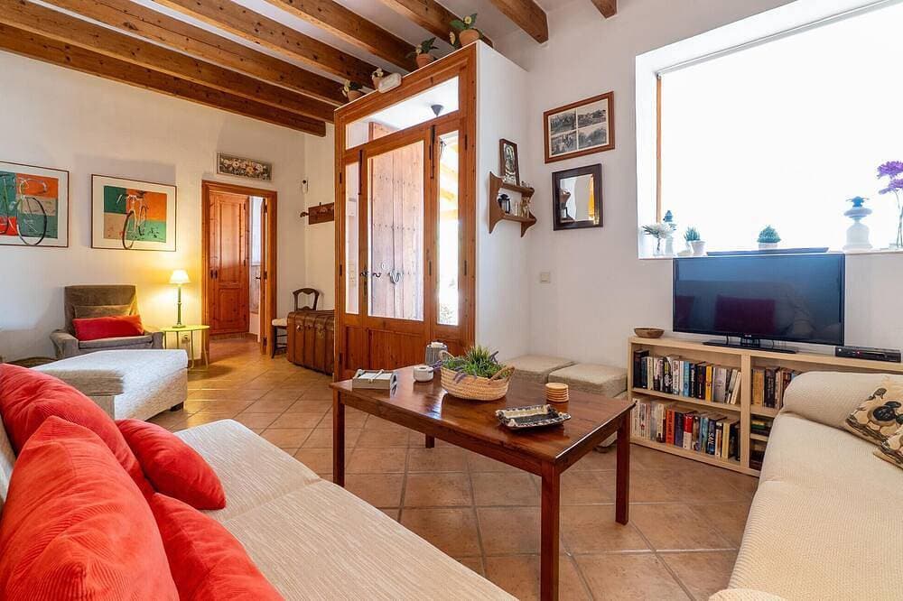 Foto 3 von 30: Lovely home in Felanitx with private swimming pool, can be inside or outside