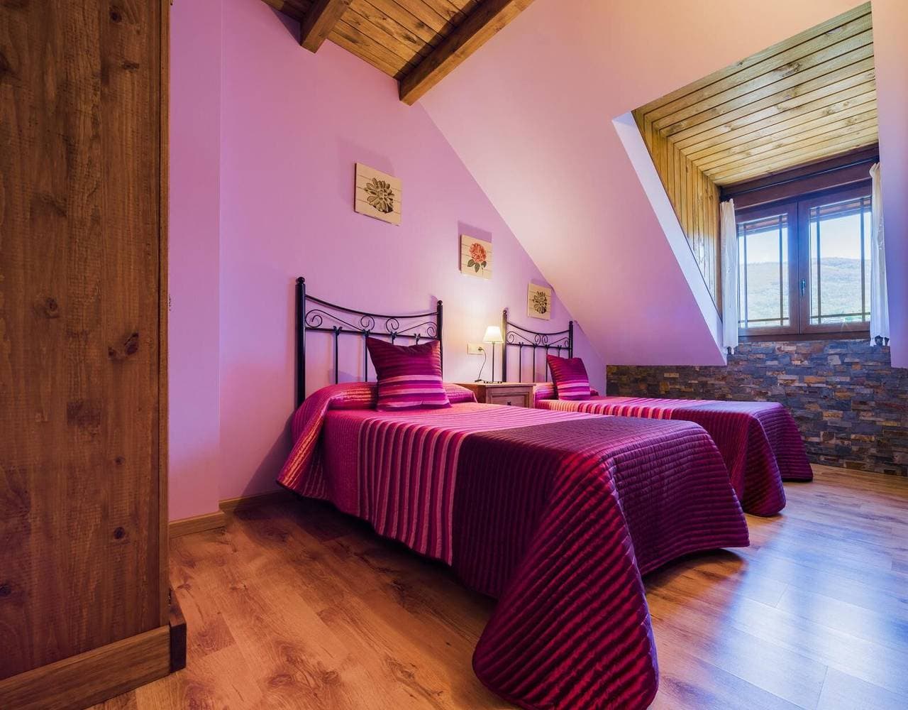 Foto 6 von 10: Casa Rural Cuartal im Laciana-Tal – Pool und Natur pur