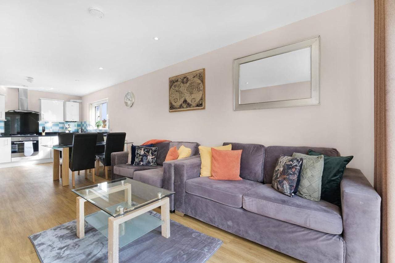 Heathrow Living 2BDR 2BA Apt by 360 Stays - Apt 10 1