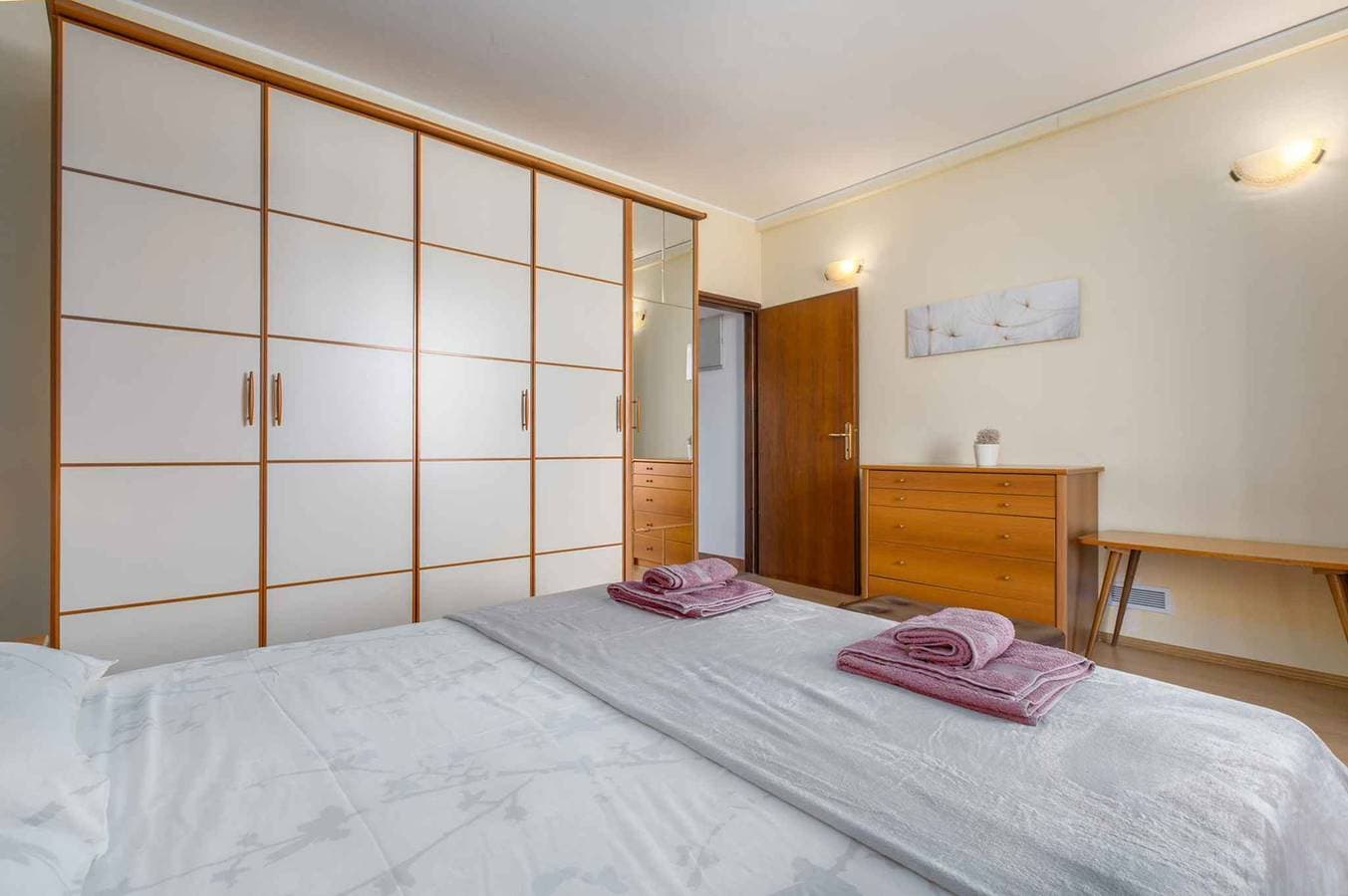 Foto 12 von 24: Ferienwohnung mit Klimaanlage und Balkon