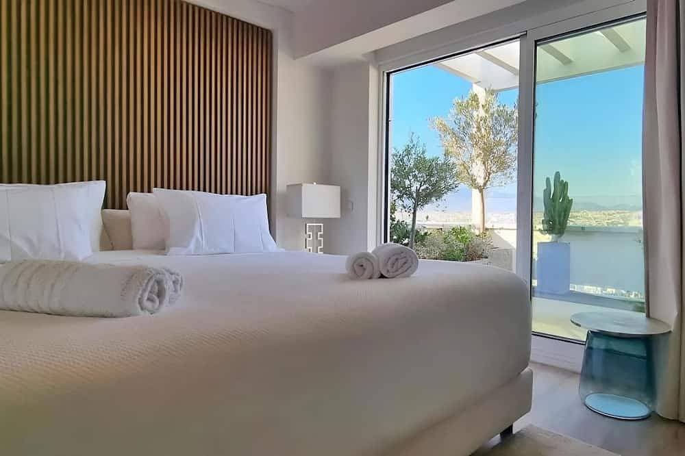 Foto 5 von 30: One 360 Skyline Athens - Penthouse Apartment with private Skyview Jacuzzi