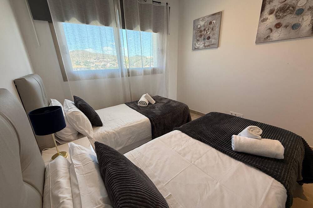Foto 7 von 30: Wonderful sea views, super modern building with swimming pool and gym.