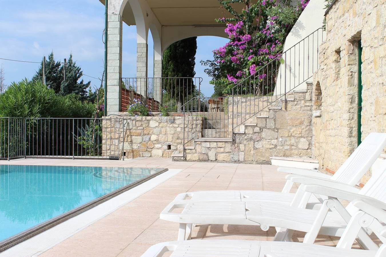 Foto 2 von 29: Fantastische Villa mit privatem Pool, Seeblick und Terrassen; Doppelgarage