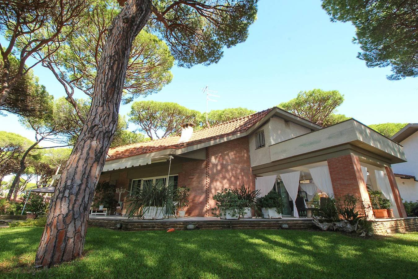 Villa Gio-Dì mit grossem Garten 300 Meter vom Meer 1