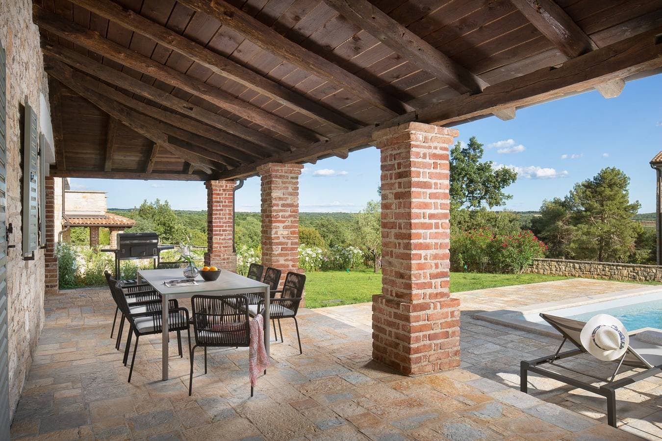 Foto 9 von 21: Rustikale Villa Sylbum mit Pool in Istrien, Panoramablick, tierfreundlich, ruhige Gegend, ideal für Familien, privater Parkplatz, Terrasse, gepflegter Garten